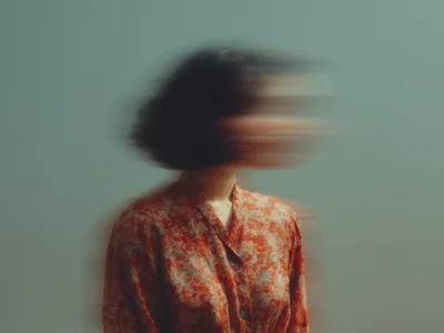 nadwrazliwyai_woman_blured_minimalism_–ar_169_–v_7_d82f0cc4-59cd-4916-aa40-b7841caa90c2