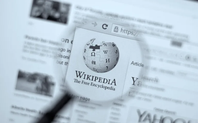 Jak Wikipedia walczy z niskiej jakości treściami generowanymi przez sztuczną inteligencję?