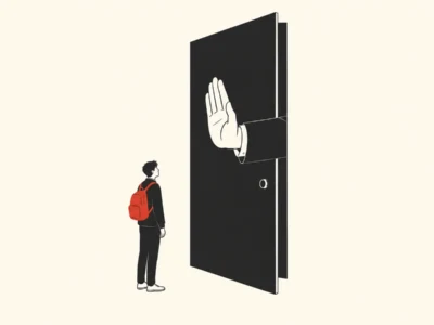 Ilustracja redakcyjna Pokolenie bez pierwszego etatu Jak sztuczna inteligencja zamyka drzwi juniorom - Promptowy A man with a red backpack stands before a colossal black door, a large hand extends from the door to block his way.