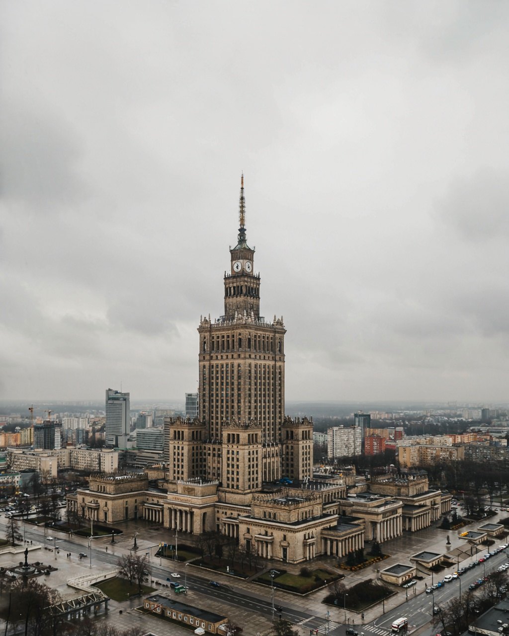 Ideogram V4 - Ideogram · pełna podstawa, ale wydłużony, zbyt gotycki szczyt