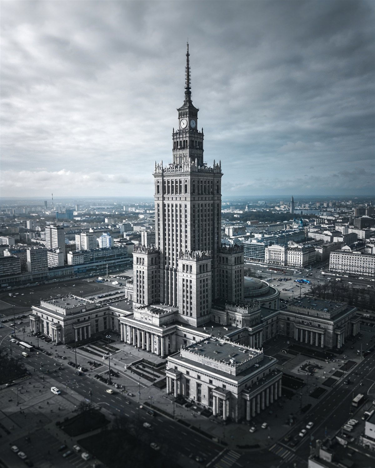 Seedream 4.5 - ByteDance · poprawna bryła, ale desaturacja zabija kamień