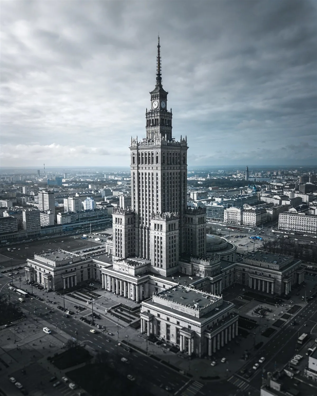 Seedream 4.5 - ByteDance · poprawna bryła, ale desaturacja zabija kamień
