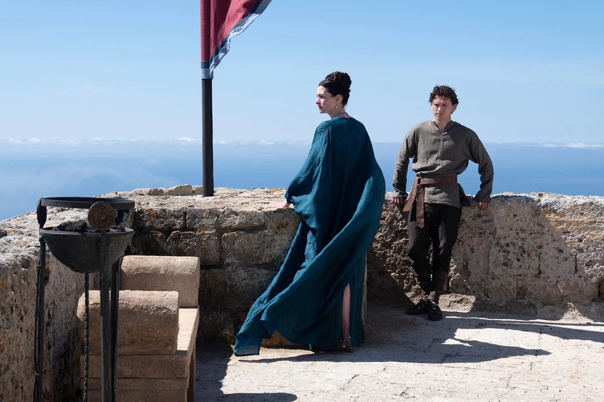 Penelopa (Anne Hathaway) i Telemach (Tom Holland) czekają na Itace. Fot. Melinda Sue Gordon / Universal Pictures