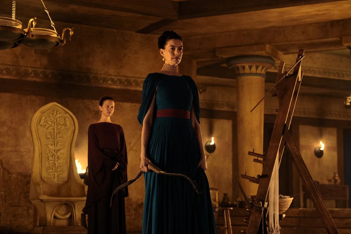 Penelopa (Anne Hathaway) na Itace. Fot. Melinda Sue Gordon / Universal Pictures