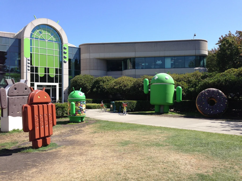 Android building in Googleplex with more sculptures.jpg