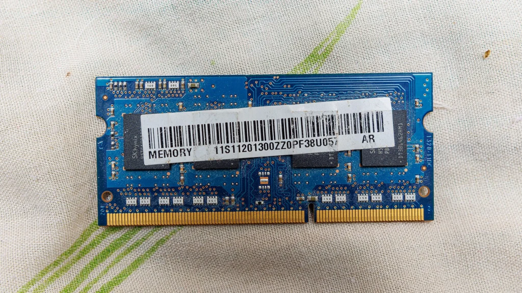 SK HYNIX HMT451S6AFR8A-PB 4GB PC3-12800 DDR3-1600MHz SINGLE RANK MEMORY MODULE REAR.jpg