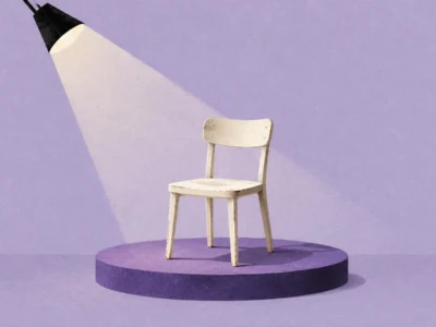 Ilustracja redakcyjna Jak napisać ogłoszenie sprzedaży z AI krok po kroku - Promptowy Krzesło oświetlone na małej scenie - ilustracja AI