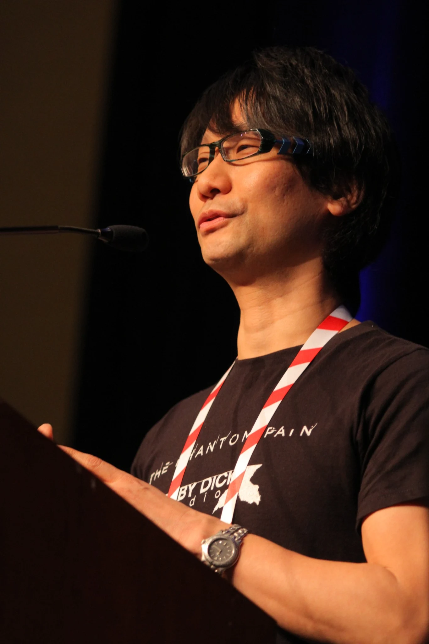 Hideo Kojima w koszulce z napisem Moby Dick Studio i The Phantom Pain podczas Game Developers Conference 2013