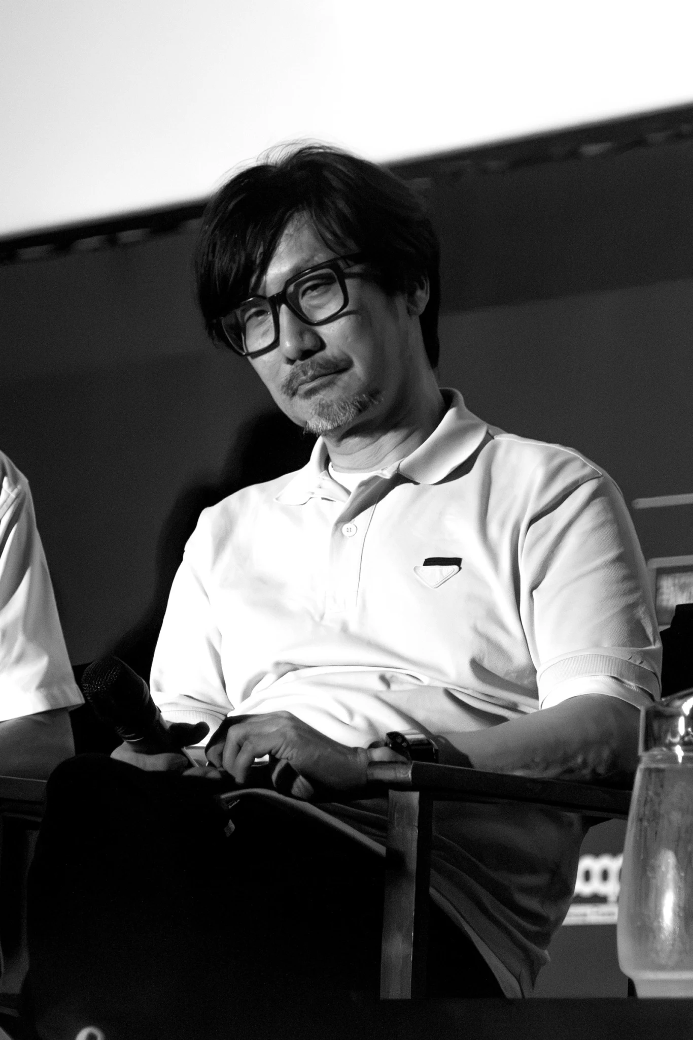 Hideo Kojima przed ekranem kinowym, Rzym 2026, zdjecie czarno-biale