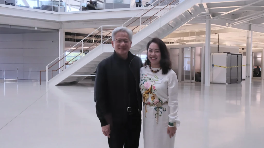 Director Lê Nguyễn Thiên Nga and NVIDIA Founder and CEO Jensen Huang.jpg