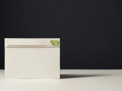 Codex czy Claude Code czym się różnią agenci do kodu i kiedy który wybrać - Promptowy White rectangular white box or card with a small green corner tab on the top edge, placed on a light surface against a dark background.