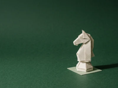 Demis Hassabis kim jest szef Google DeepMind noblista i twórca Theme Park - Promptowy Origami knight chess piece standing on a pale square against a dark green background, modeled from folded paper.