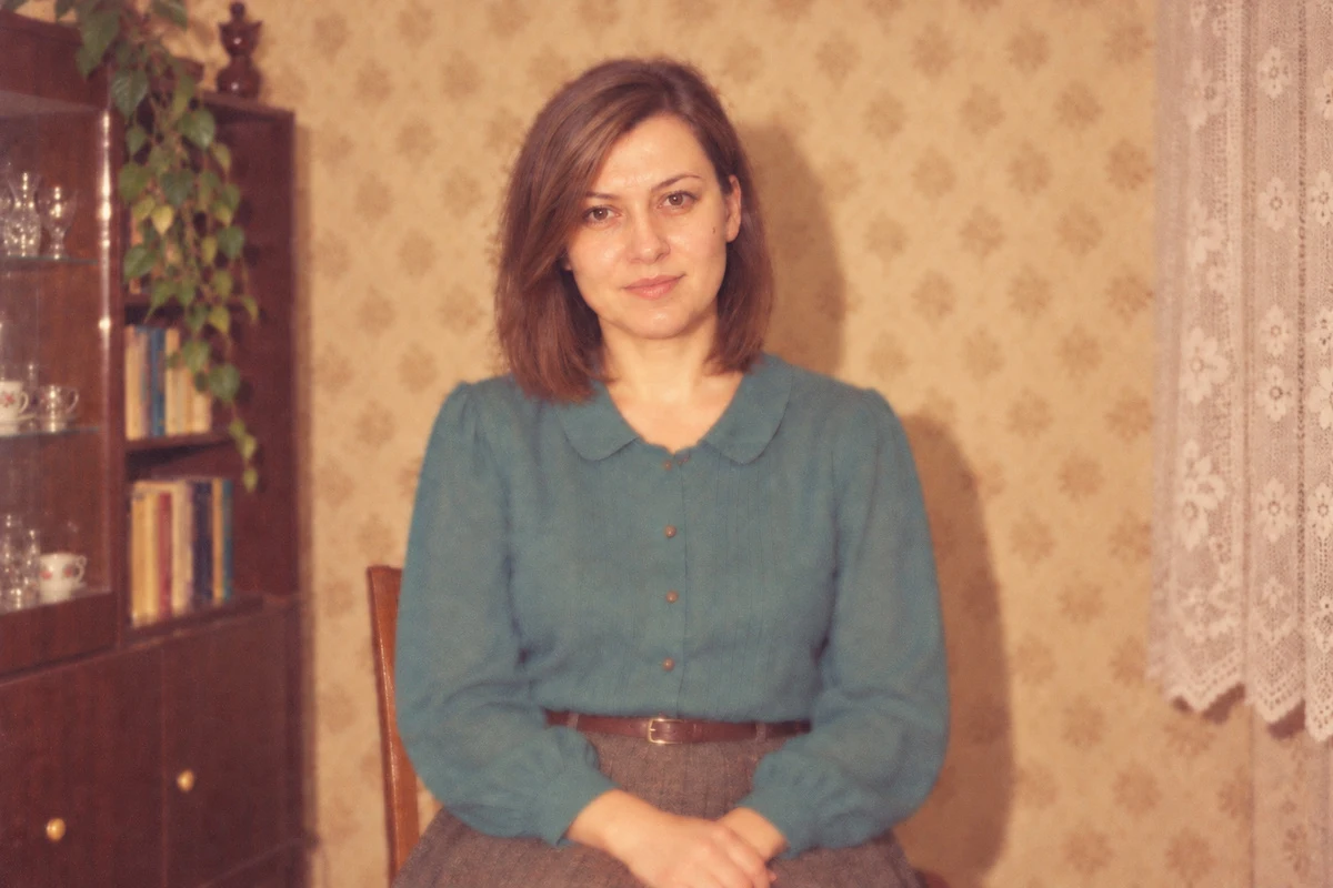 Rozmyty portret w stylu lat 80. z mocnym zabarwieniem kolorystycznym
