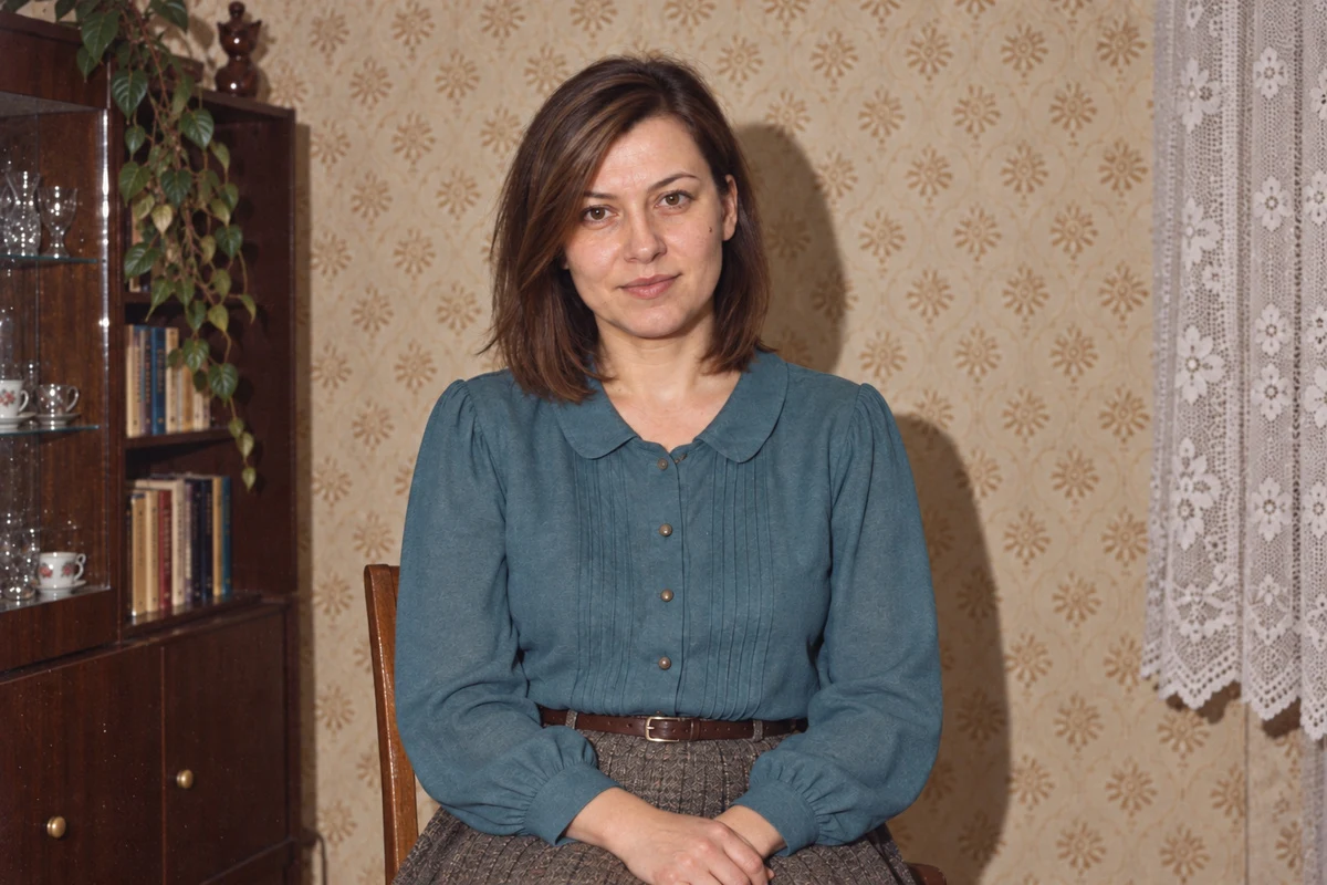 Dopracowany portret w stylu lat 80. z naturalną fakturą i spójnym światłem