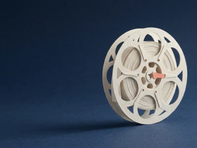 Generator wideo AI co potrafią narzędzia po zamknięciu Sory i ile to kosztuje - Promptowy Wooden spool of cream thread on a dark blue surface, viewed from the side.