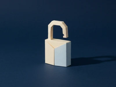 Ilya Sutskever współtwórca AlexNet i ChatGPT który zwolnił Altmana i buduje bezpieczną superinteligencję - Promptowy Open origami-style padlock made of beige blocks on a dark blue surface, casting a long shadow, symbolizing security.
