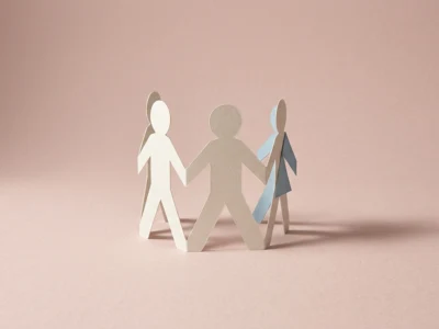 Jak będzie wyglądać moje dziecko polecenie do AI i dlaczego to nie jest prognoza - Promptowy Paper cutout figures in a circle holding hands, symbolizing unity and teamwork