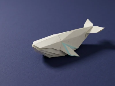 Liang Wenfeng założyciel DeepSeeka który przecenił cały rynek AI - Promptowy Origami white/gray fish with teal accents on a blue background, facing left.