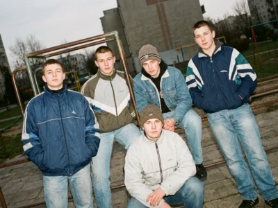 Grupa nastolatków na trzepaku przed blokiem, zdjęcie w stylu lat 90.