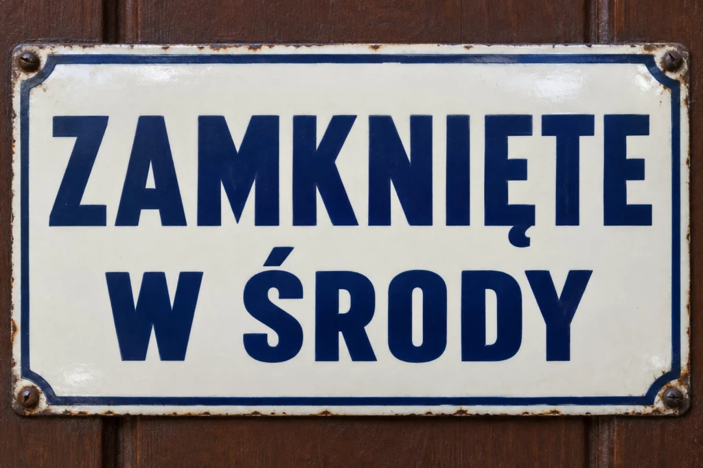 Emaliowana tabliczka z napisem ZAMKNIETE W SRODY