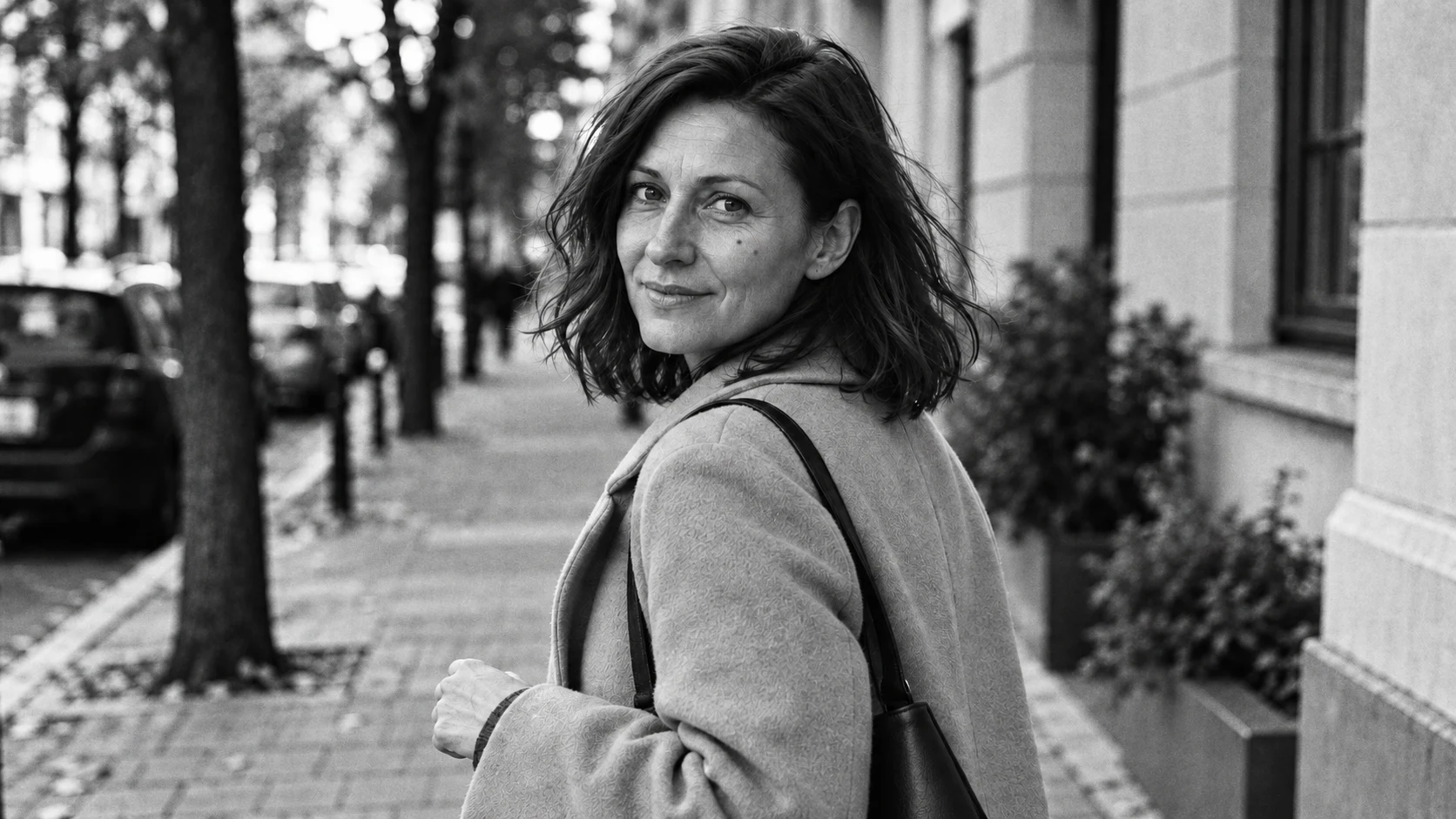 Czarno-biały portret uliczny z mocniejszym ziarnem inspirowanym Tri-X.