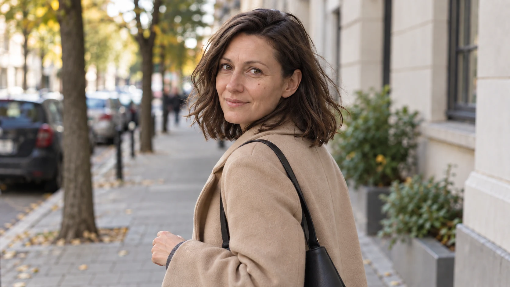 Uliczny portret kobiety w neutralnej kolorystyce inspirowanej współczesną fotografią cyfrową.