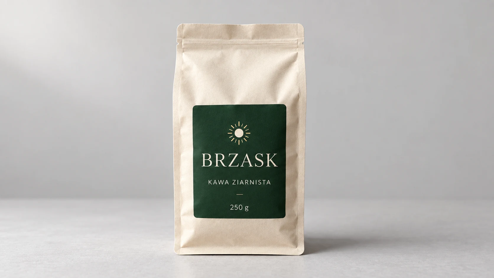 Kawa BRZASK z oszczędną ciemnozieloną etykietą.