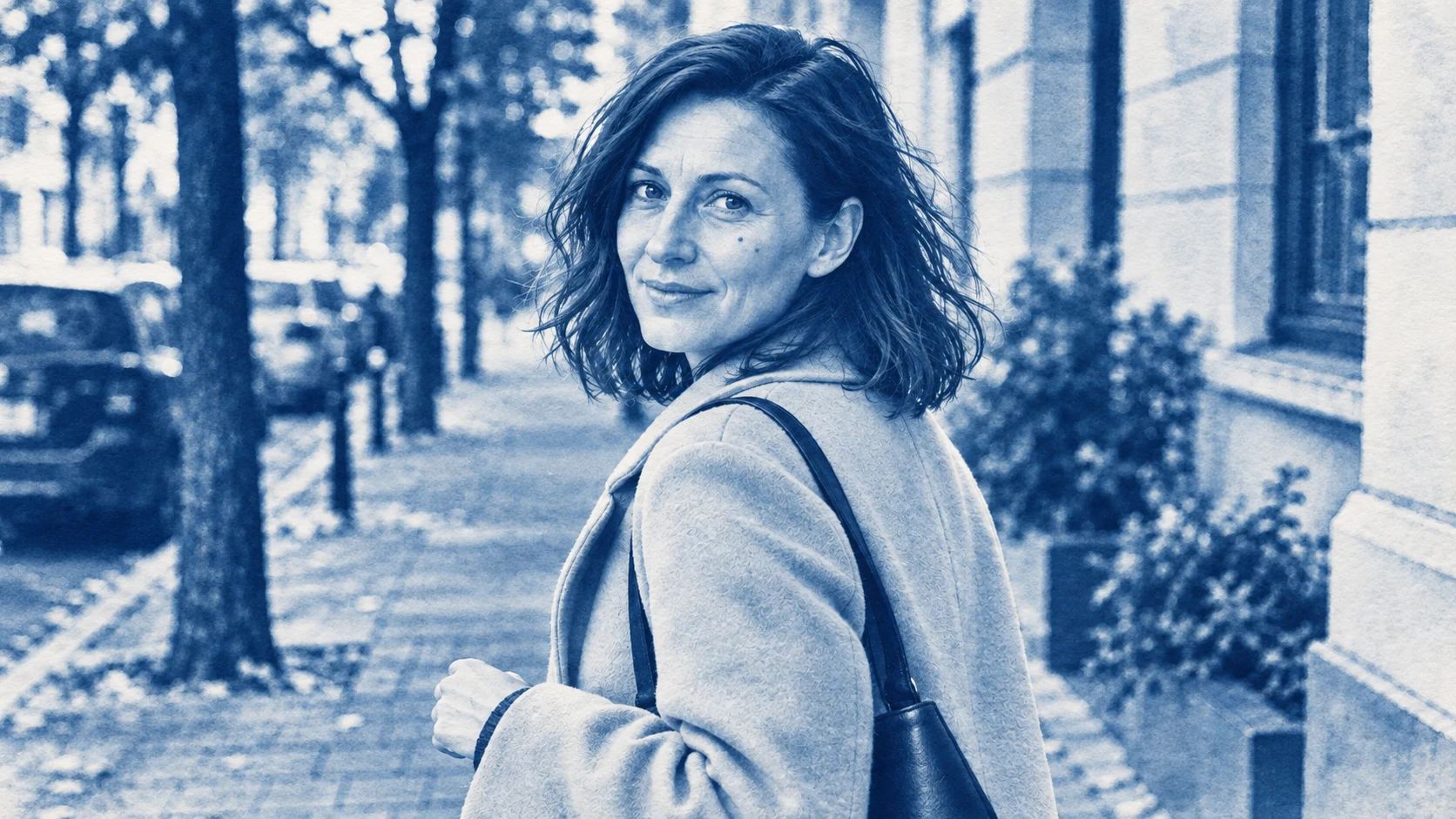 Niebiesko-biała stylizacja ulicznego portretu przypominająca cyjanotypię.