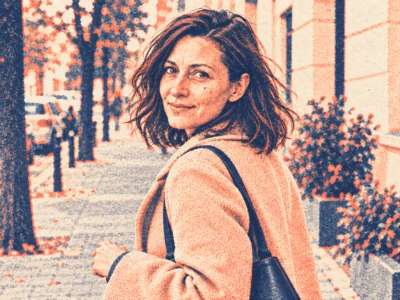 Portret kobiety w granatowej i koralowej ziarnistej stylizacji riso.