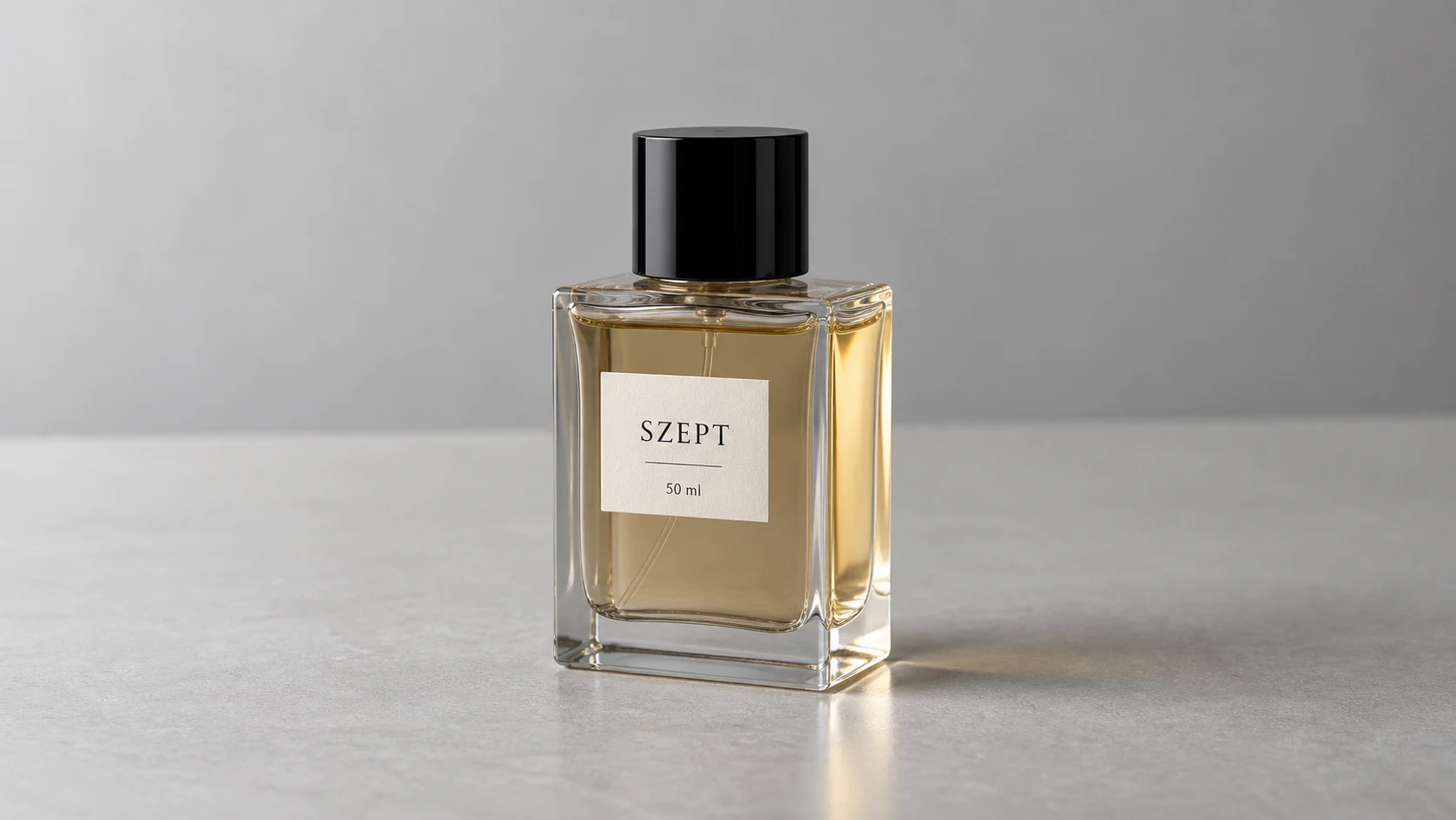 Szklana butelka fikcyjnych perfum SZEPT 50 ml z czarnym korkiem.