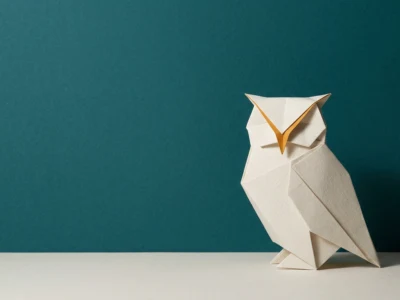 Yoshua Bengio ojciec chrzestny głębokiego uczenia który ostrzega - Promptowy Origami white owl with an orange beak, perched on a pale surface against a teal background.