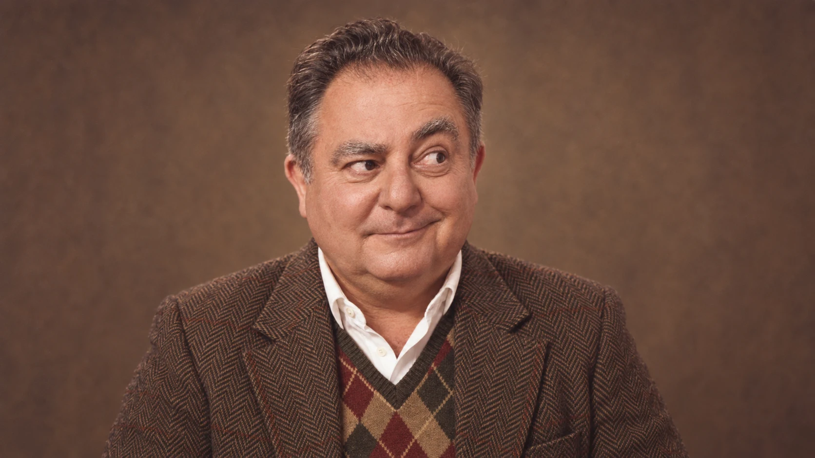 Robert Makłowicz z ironicznym uśmiechem na brązowym tle - portret AI w stylu lat 80.