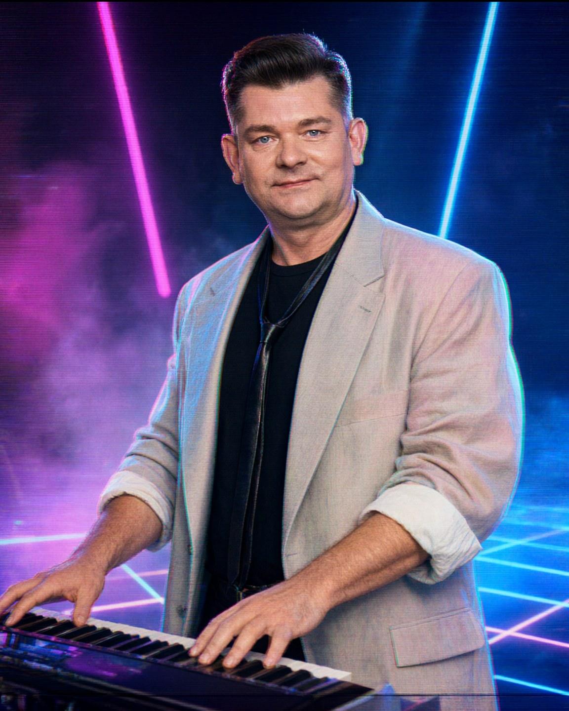 Wygenerowany kadr w stylu kasety wideo, mężczyzna w pastelowej marynarce za klawiszami w neonach