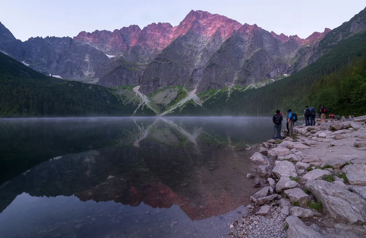 Skrót promptu: Morskie Oko o świcie, góry odbite w wodzie