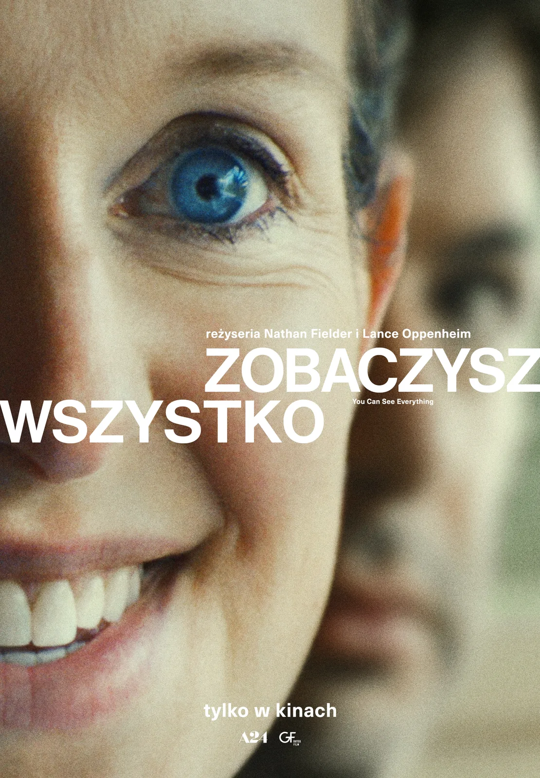 Polski plakat filmu Zobaczysz wszystko - ekstremalne zbliżenie niebieskiego oka i napis z tytułem oraz nazwiskami reżyserów