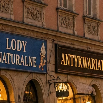 Wycinek 100% ze środka kadru Grok Imagine 2: szyldy LODY NATURALNE i ANTYKWARIAT