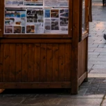Wycinek 100% z dołu kadru Ideogram 4.5: drewniany kiosk