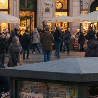 Wycinek 100% ze środka kadru Seedream 5 Pro: tłum przechodniów i kiosk