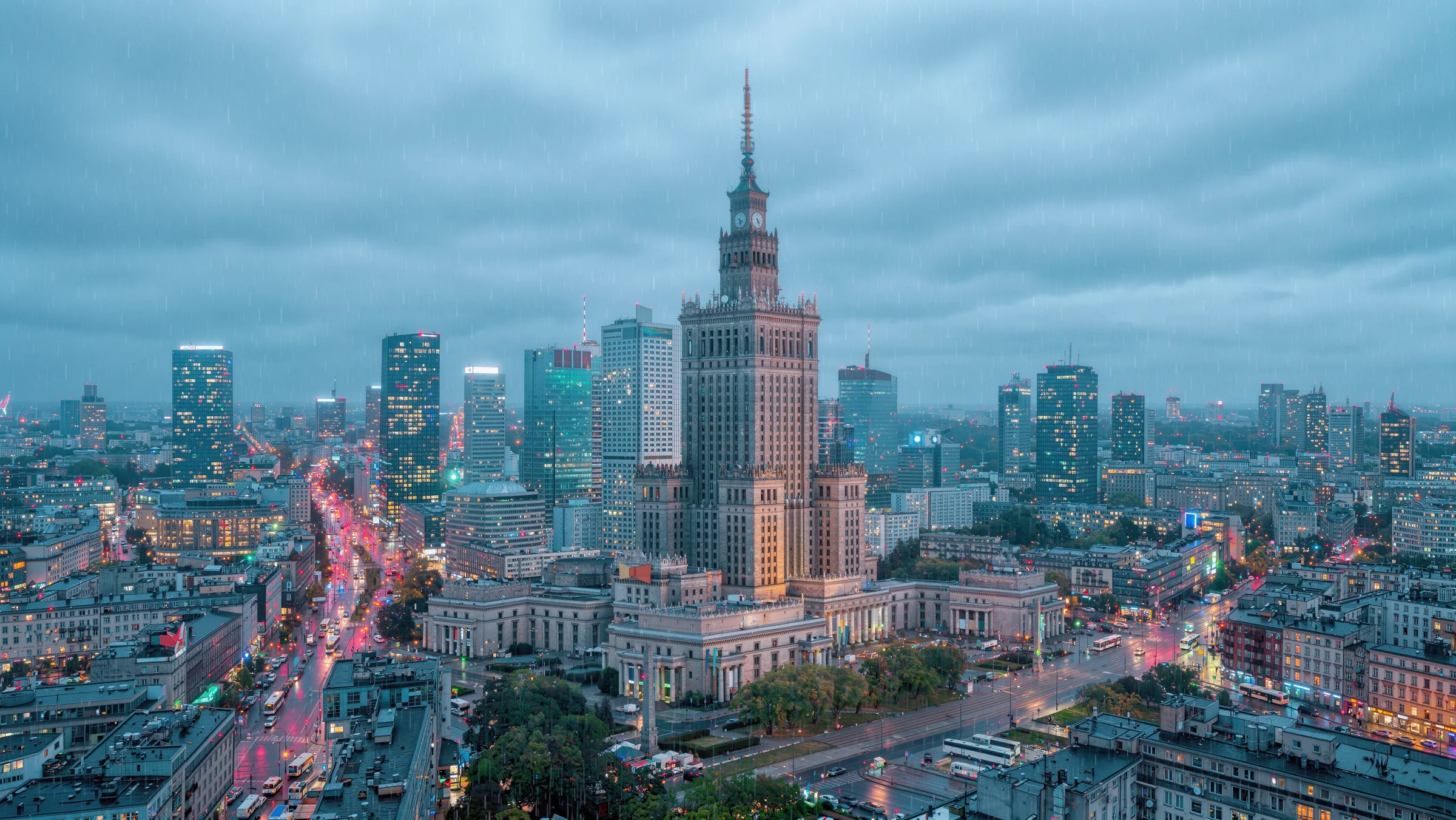 Pałac Kultury i Nauki w deszczu o niebieskiej godzinie, panorama Warszawy jako tapeta 4K