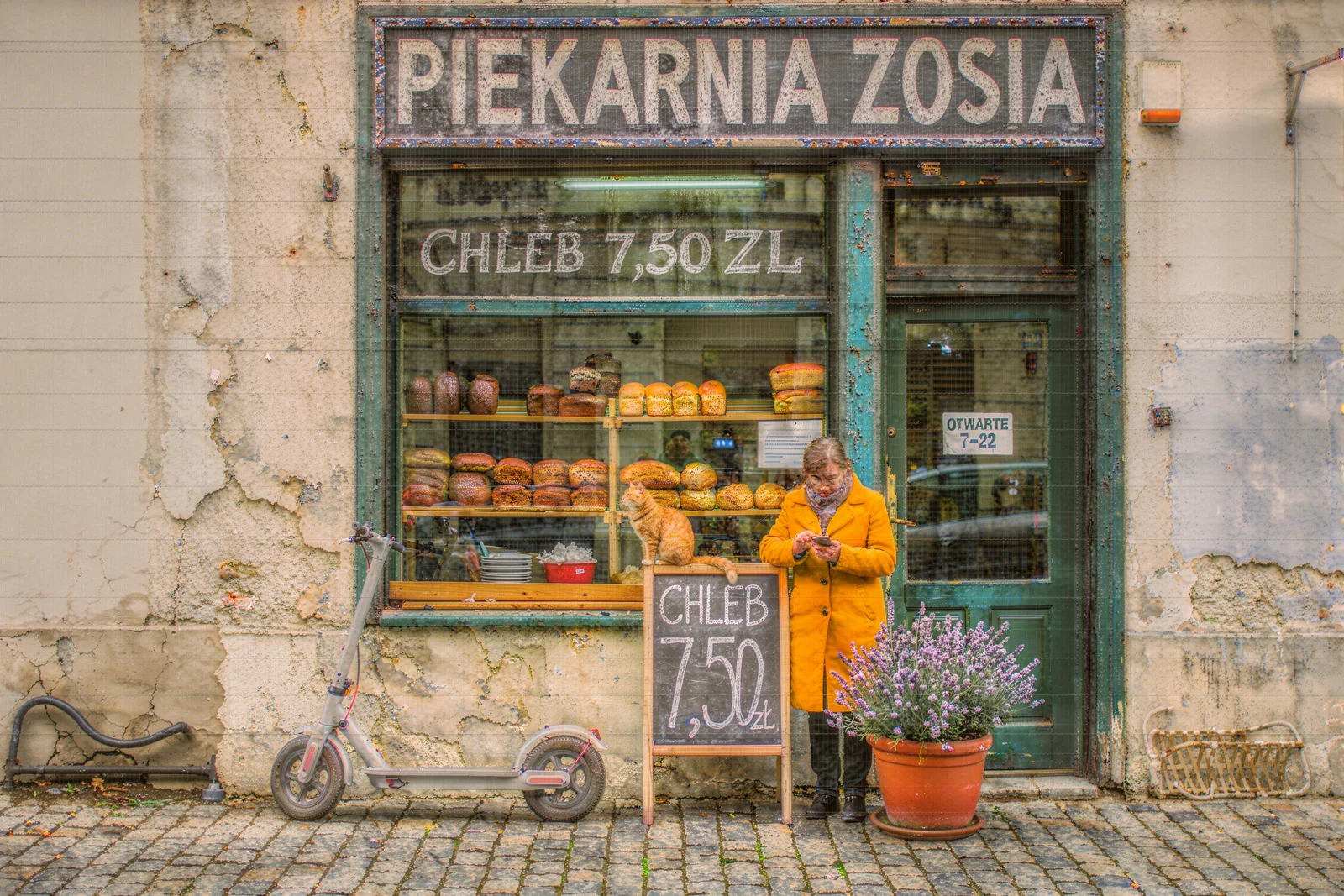FLUX.2 Max po 10 edycjach: piekarnia z turkusową ramą, suchym brukiem i dopisanym napisem CHLEB 7,50 ZL na szybie