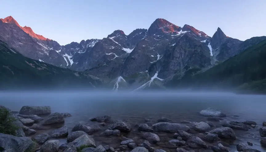 Qwen-Image 2.1: Tatry o świcie z mgłą nad jeziorem i kamienistym brzegiem