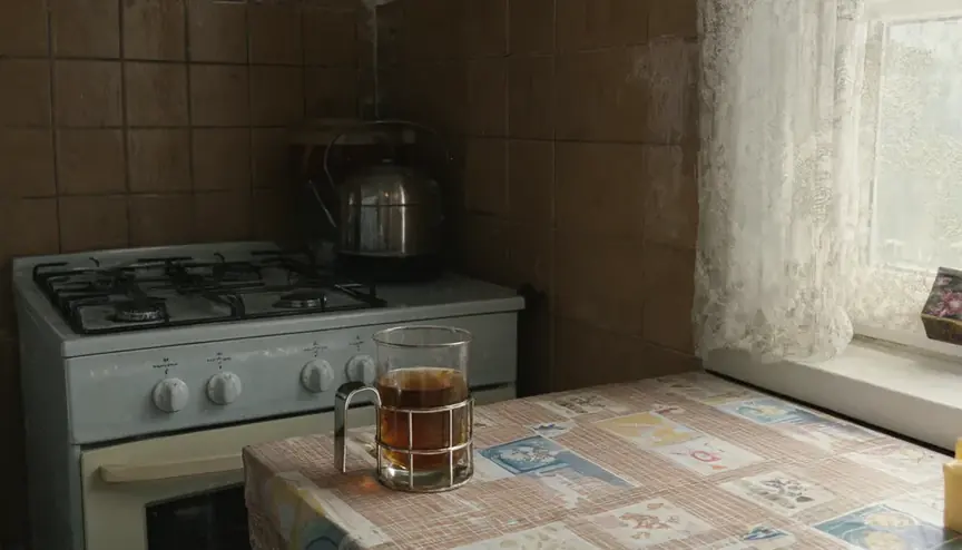 Qwen-Image 2.1: kuchnia z PRL z herbatą w szklance w metalowym koszyczku