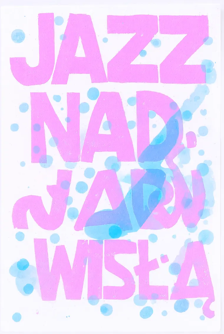 Risograph: dwa kolory farby, widoczne rozpasowanie, faktura papieru. Napis poprawny mimo celowo niedokładnego druku.