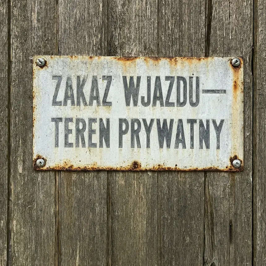 ZAKAZ WJAZDU - TEREN PRYWATNY, 29 znaków w dwóch wierszach, bez jednego błędu, razem z poprawnym myślnikiem.