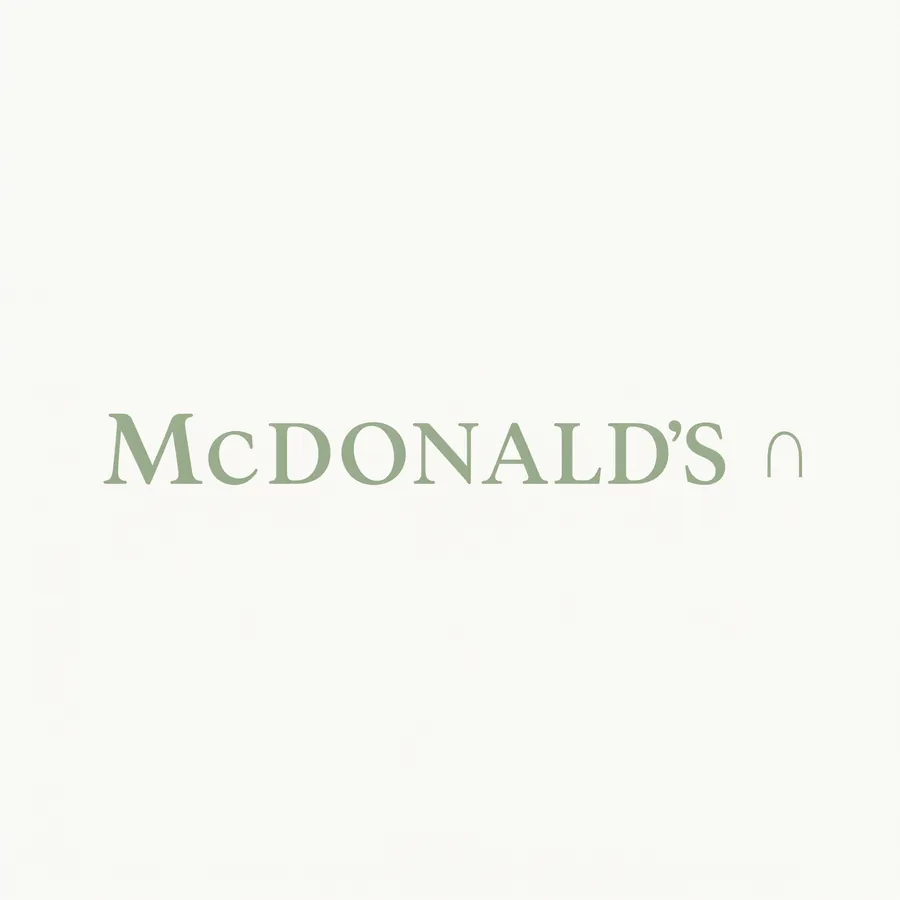 McDonald's w skandynawskim minimalizmie: przygaszona szałwiowa zieleń, szeryfowy krój, mały abstrakcyjny łuk zamiast złotej litery.
