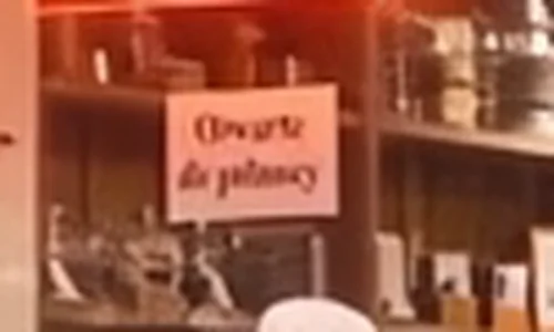 Kartka w oknie, powiększona. Słowo Otwarte jest czytelne, dalsza część napisu już nie.